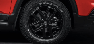 Imagem dos pneus All-Terrain da Fiat Toro